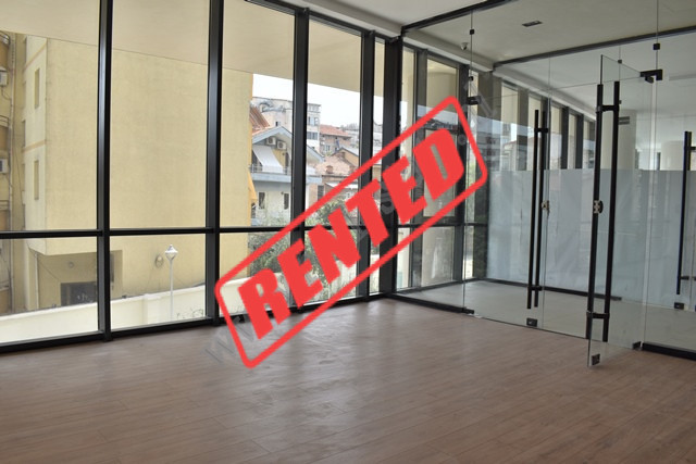 Dyqan me qira ne rrugen Mine Peza pjese e Golden Tower Residence in Tirana, Albania.
Eshte e pozici